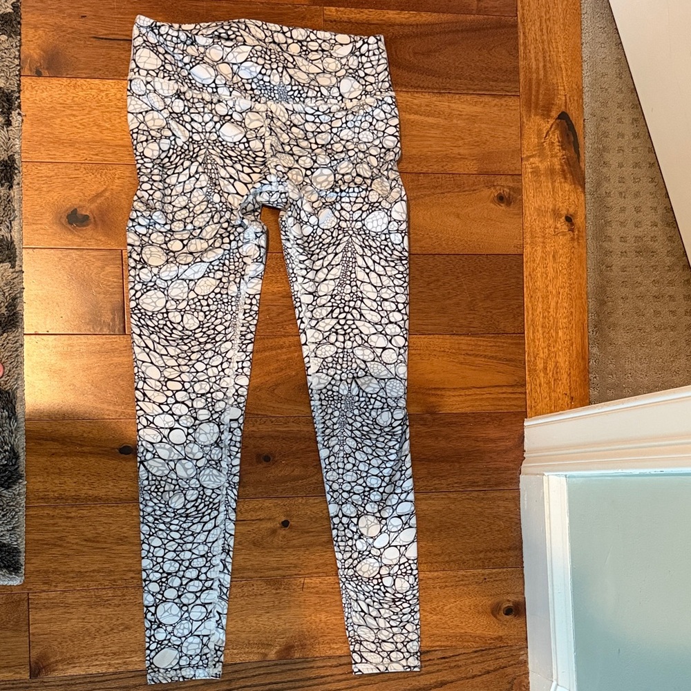 ALO Yoga Black and White Patterned Leggings
